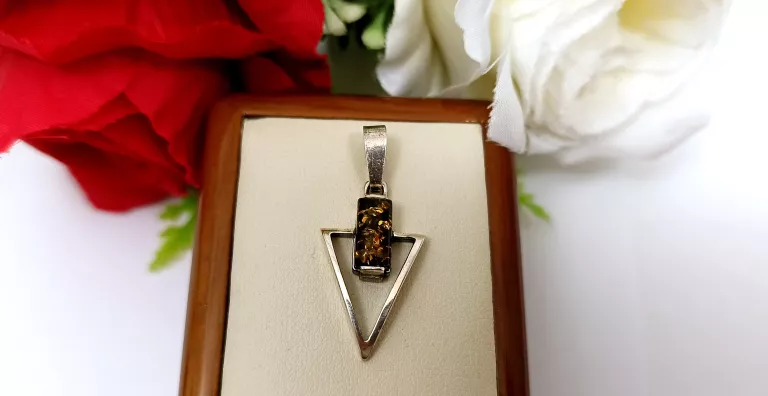 piekna-srebrna-zawieszka-z-kamieniem-276g-925-armii-krajowej-1a-goldap