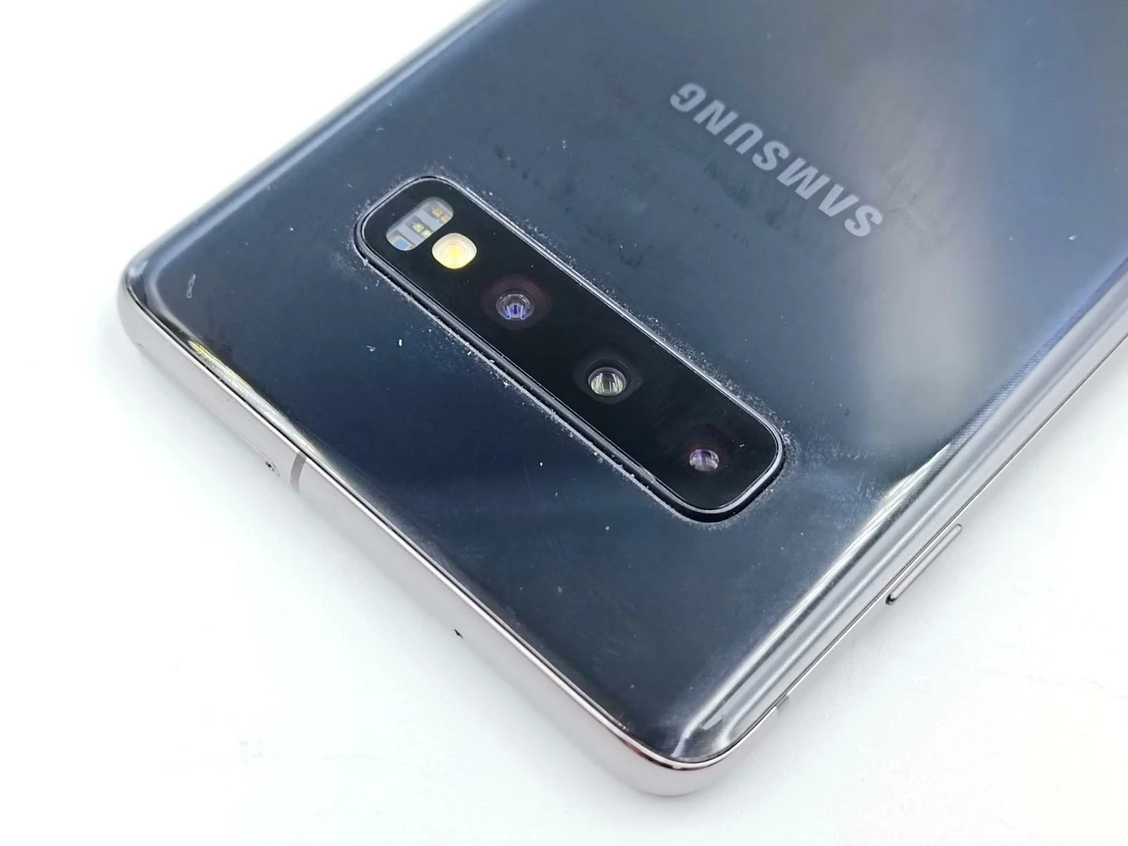 samsung-galaxy-s10-uszkodzony-ekran-kolor-czarny