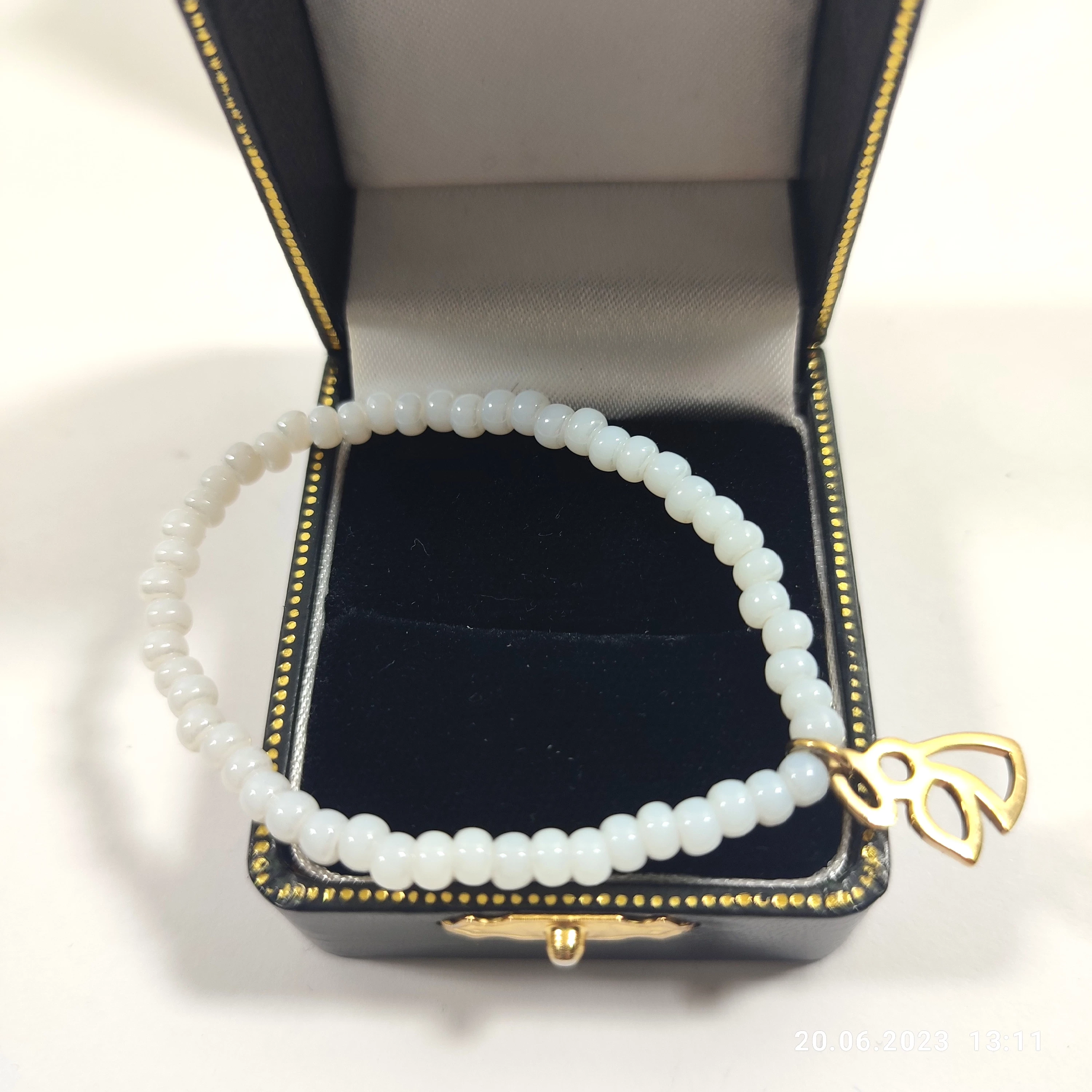 sliczna-delikatna-bransoletka-lilou-z-aniolkiem-material-inny