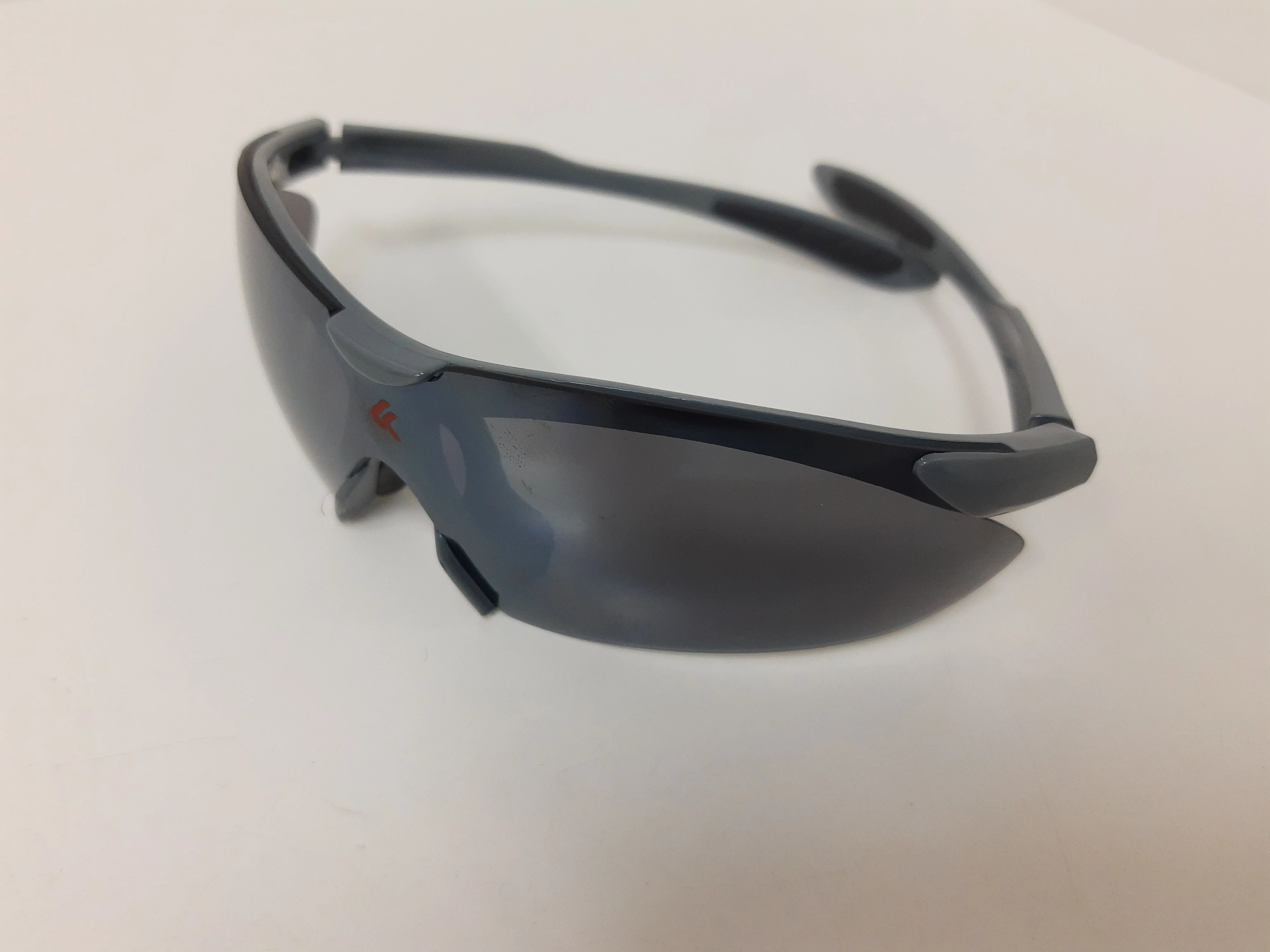 okulary-rowerowe-kross-kolor-soczewek-szare-i-czarne