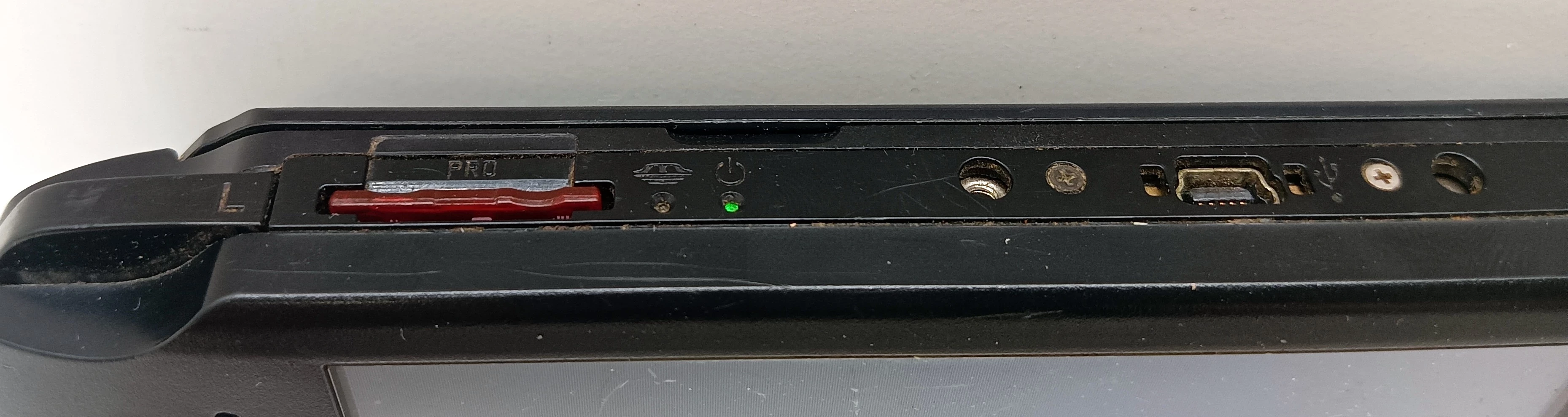 konsola-psp-e1004-czarna-z-ladowarka-model-e1004