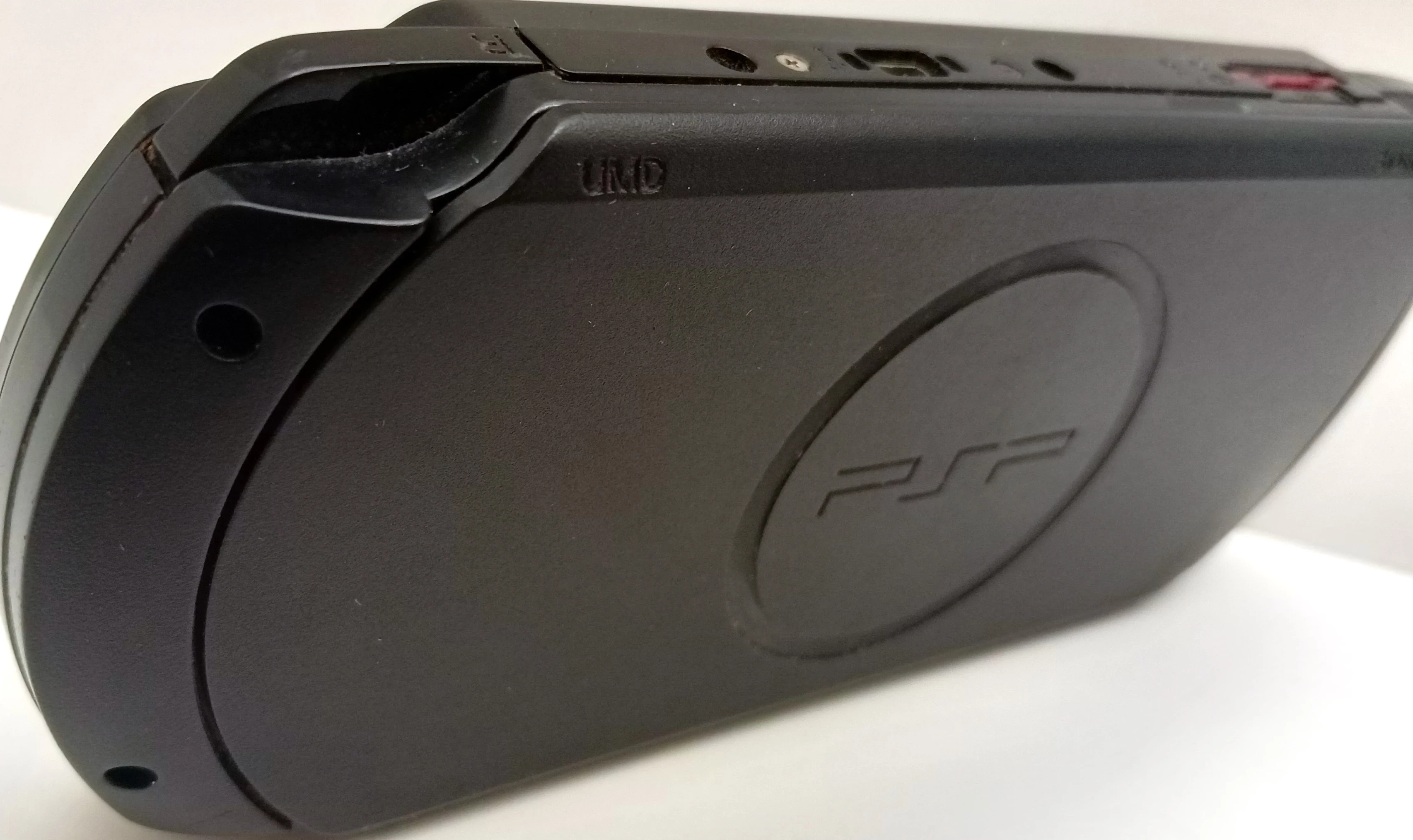 konsola-psp-e1004-czarna-z-ladowarka-stan-uzywany