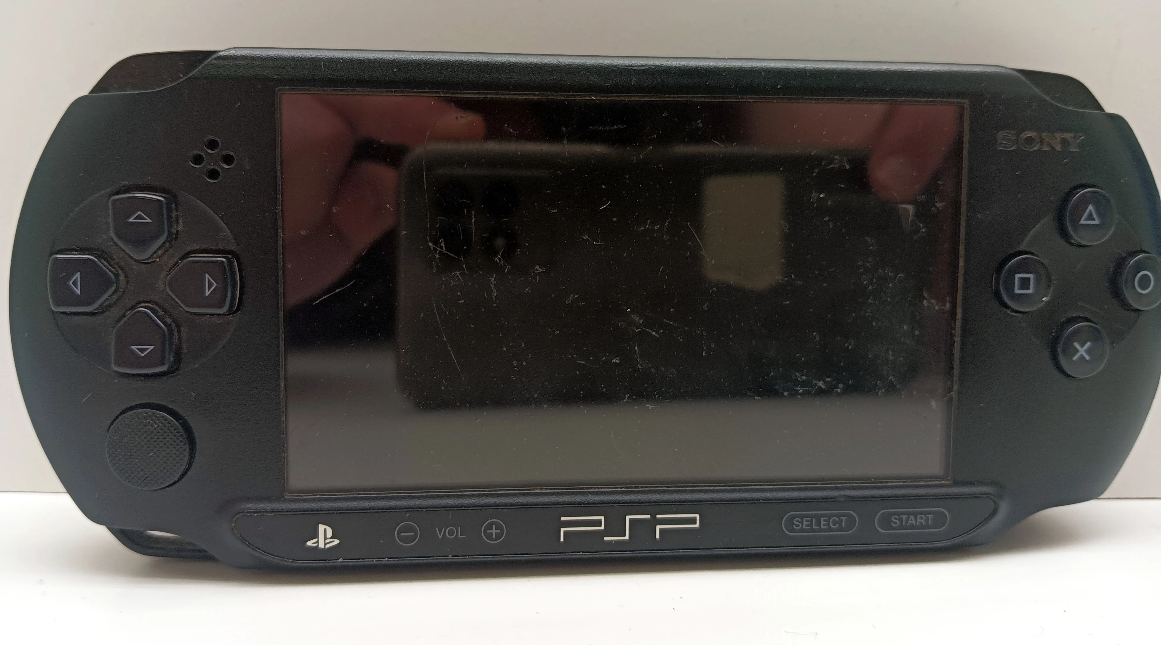 konsola-psp-e1004-czarna-z-ladowarka-stan-uzywany