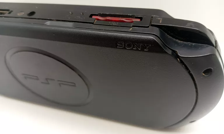 konsola-psp-e1004-czarna-z-ladowarka-wersja-konsoli-fat-classic