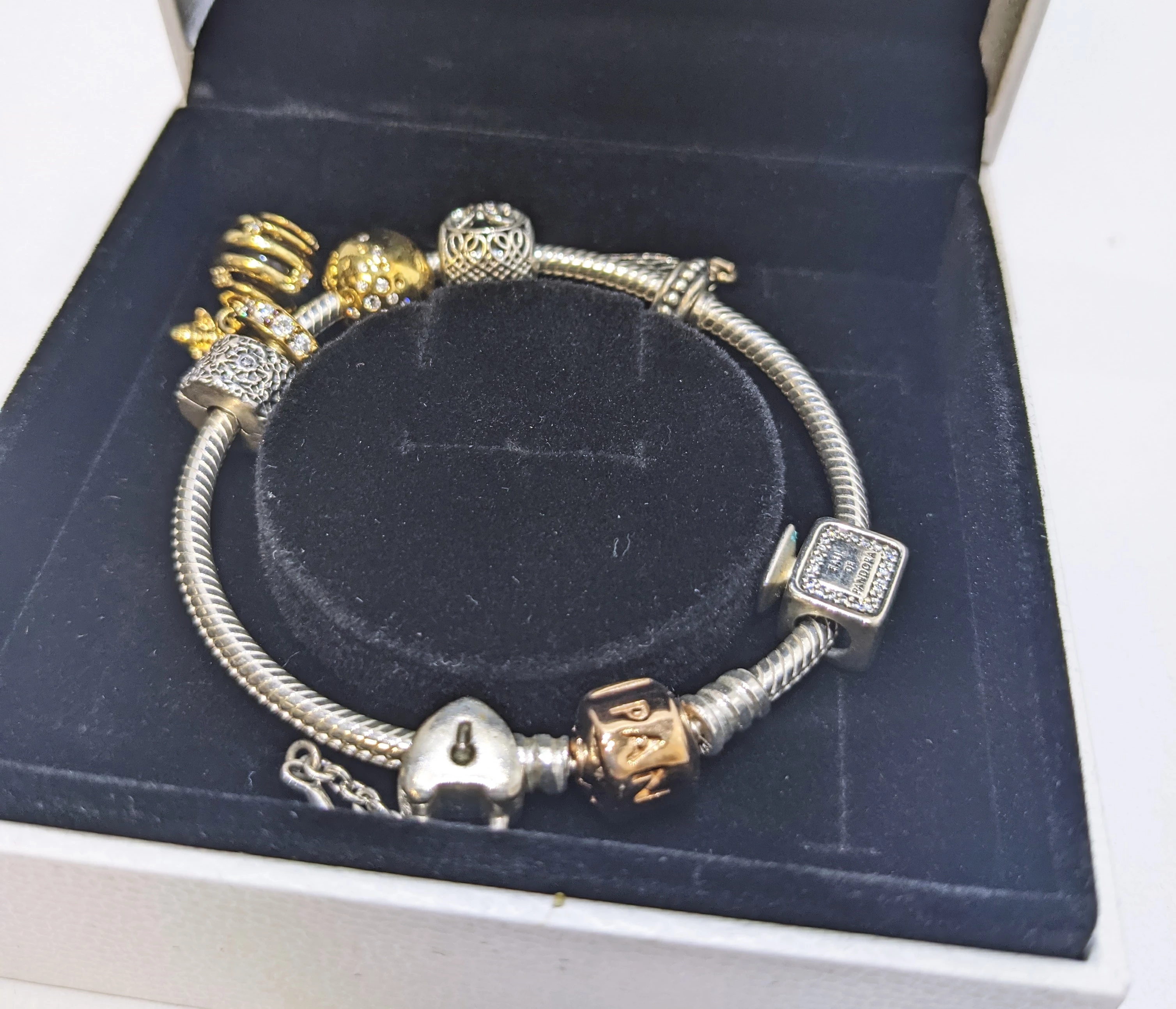 bransoletka-pandora-bangle-rose-gold-7-charms-17cm-stan-uzywany