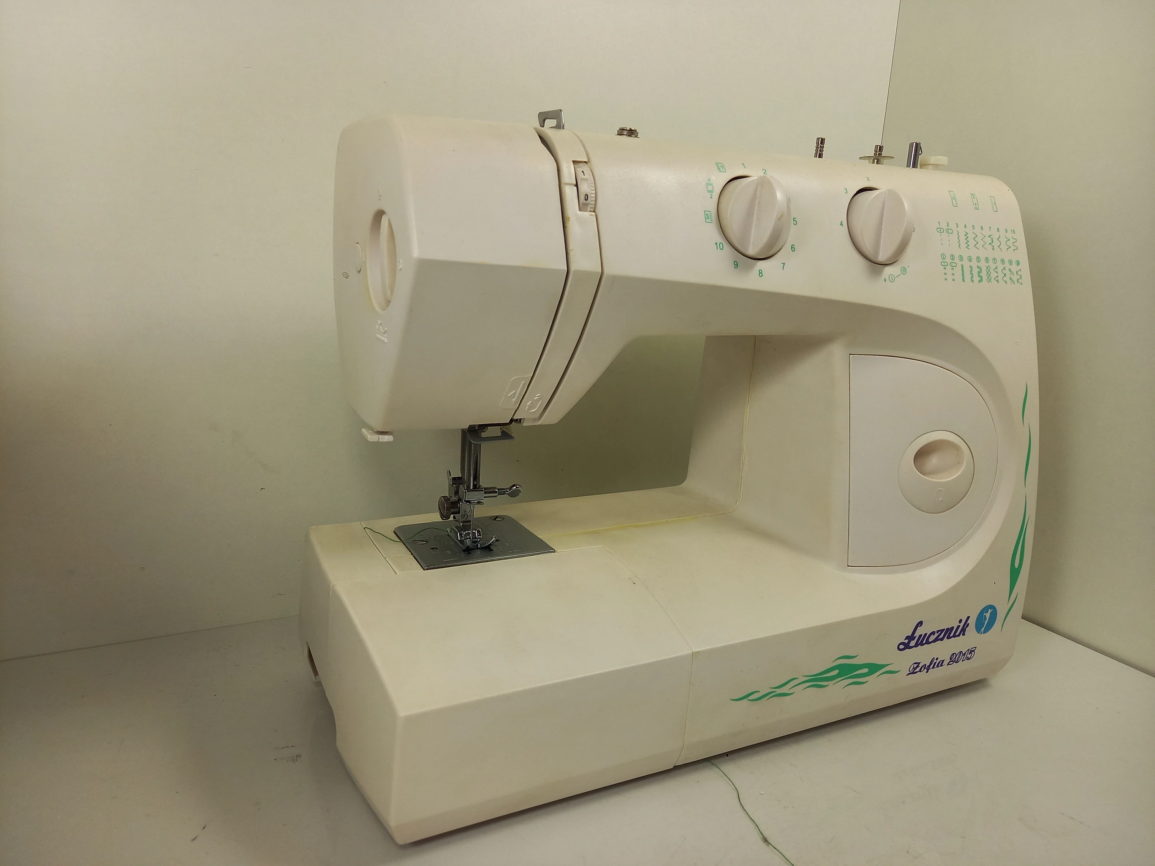 maszyna-do-szycia-lucznik-zofia-2015-pudelko-kolor-dominujacy-bialy