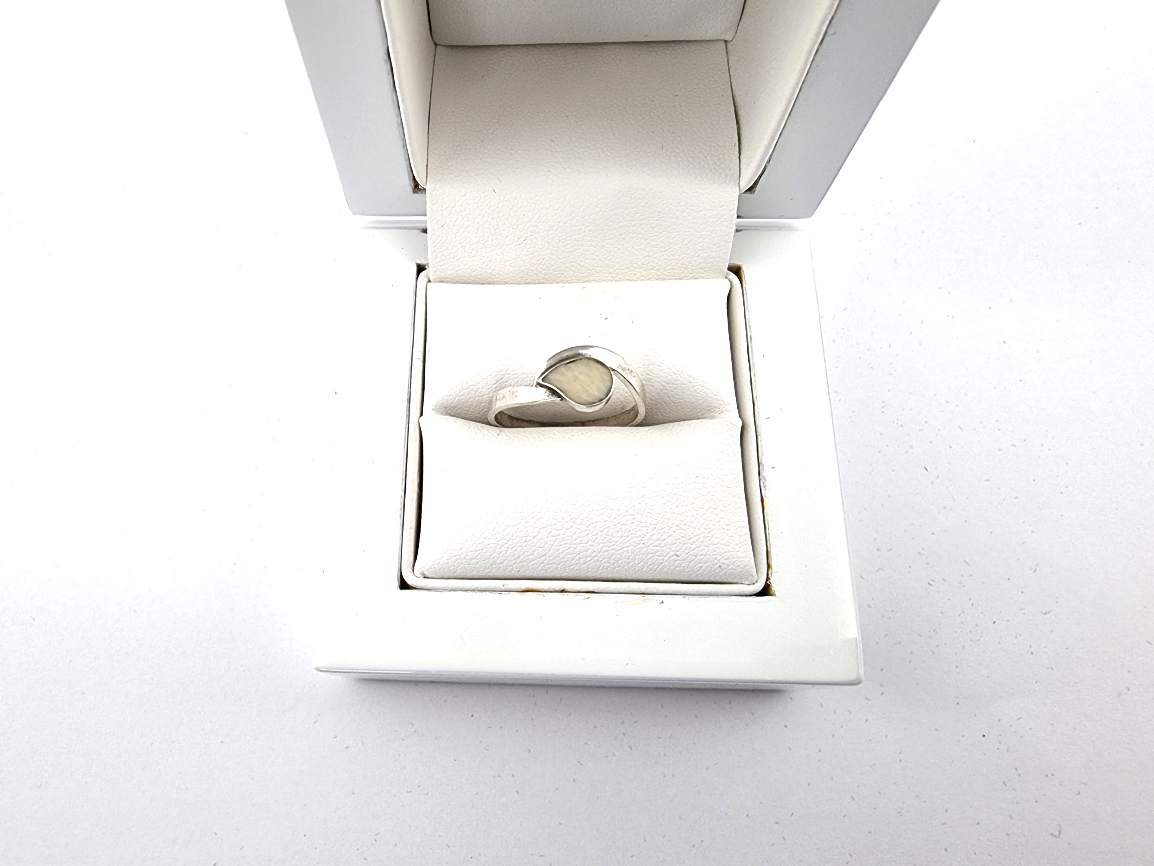 srebrny-pierscionek-z-kamieniem-pr925-130g-stan-uzywany