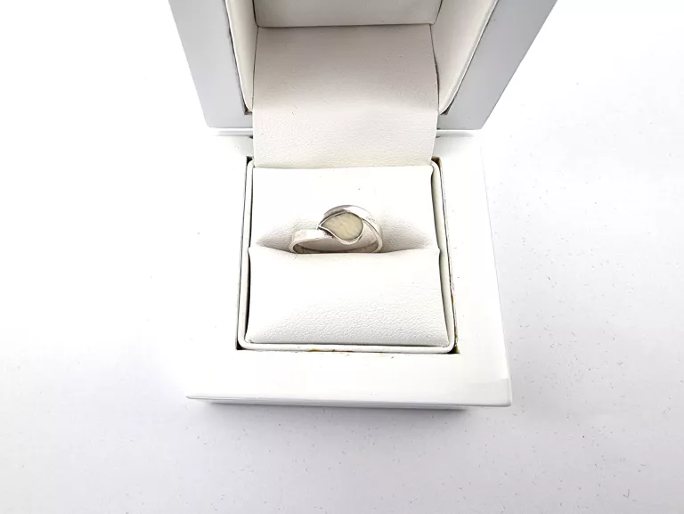 srebrny-pierscionek-z-kamieniem-pr925-130g-stan-uzywany