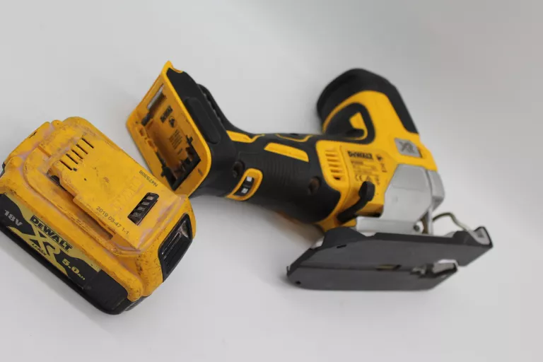WYRZYNARKA DEWALT DCS335 + AKU 5.0AH 18V