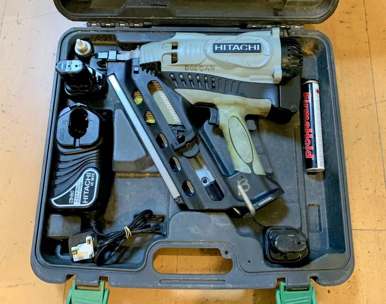gwozdziarka-gazowa-akumulatorowa-hitachi-nr90gc2-maksymalna-dlugosc-gwozdzizszywek-100