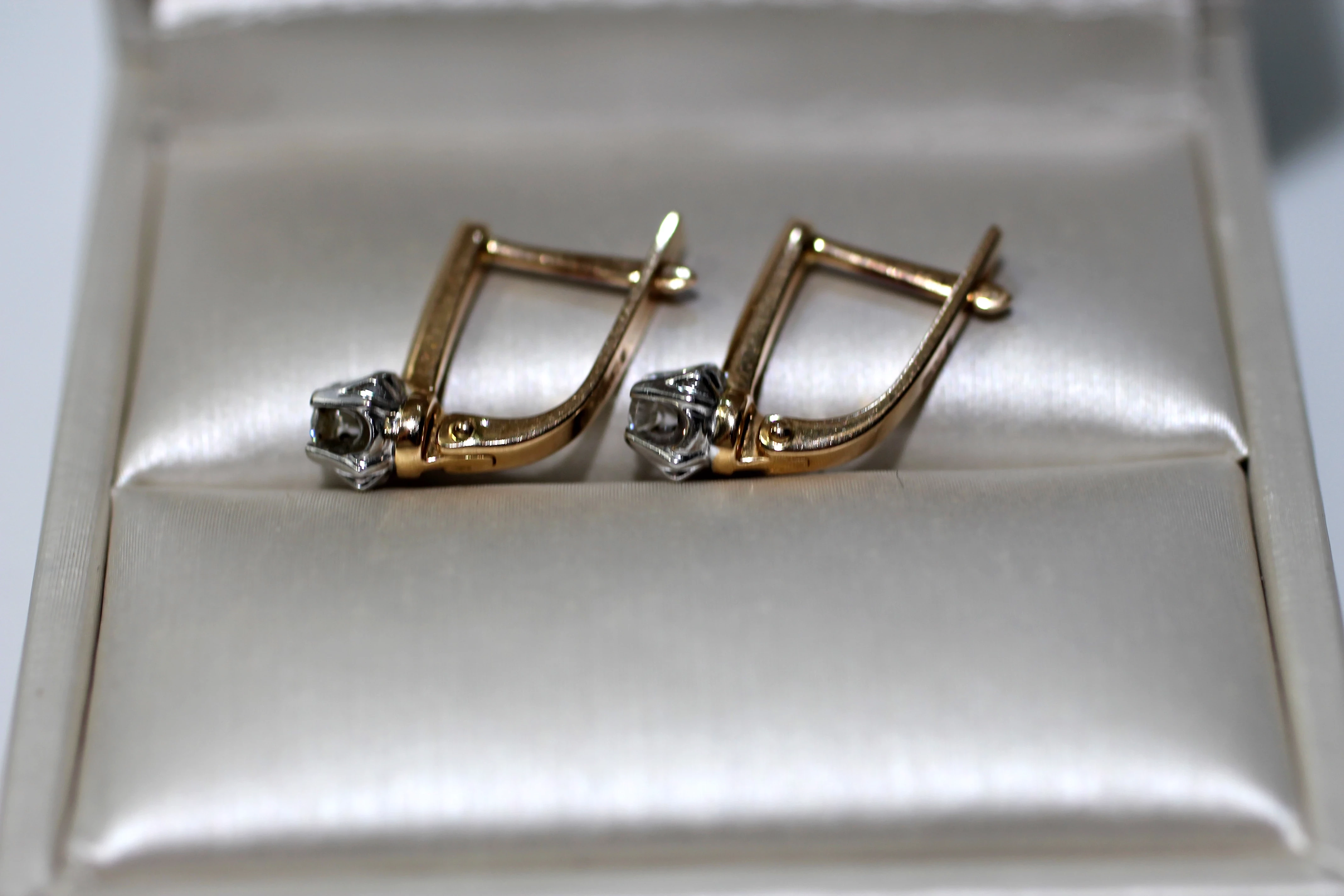 zlote-kolczyki-z-diamentami-brylanty-016ct-345g-585-certyfikat-kamien-brylant