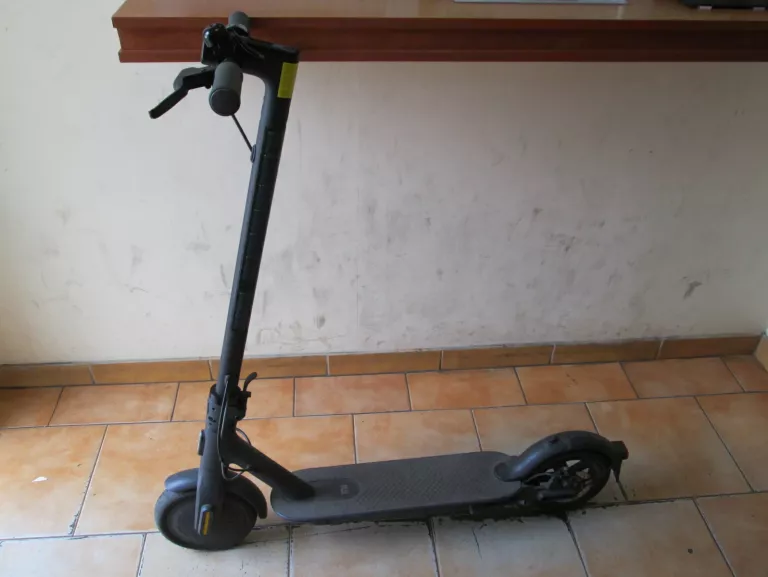 HULAJNOGA XIAOMI MI ELECTRIC SCOOTER ESSENTIAL