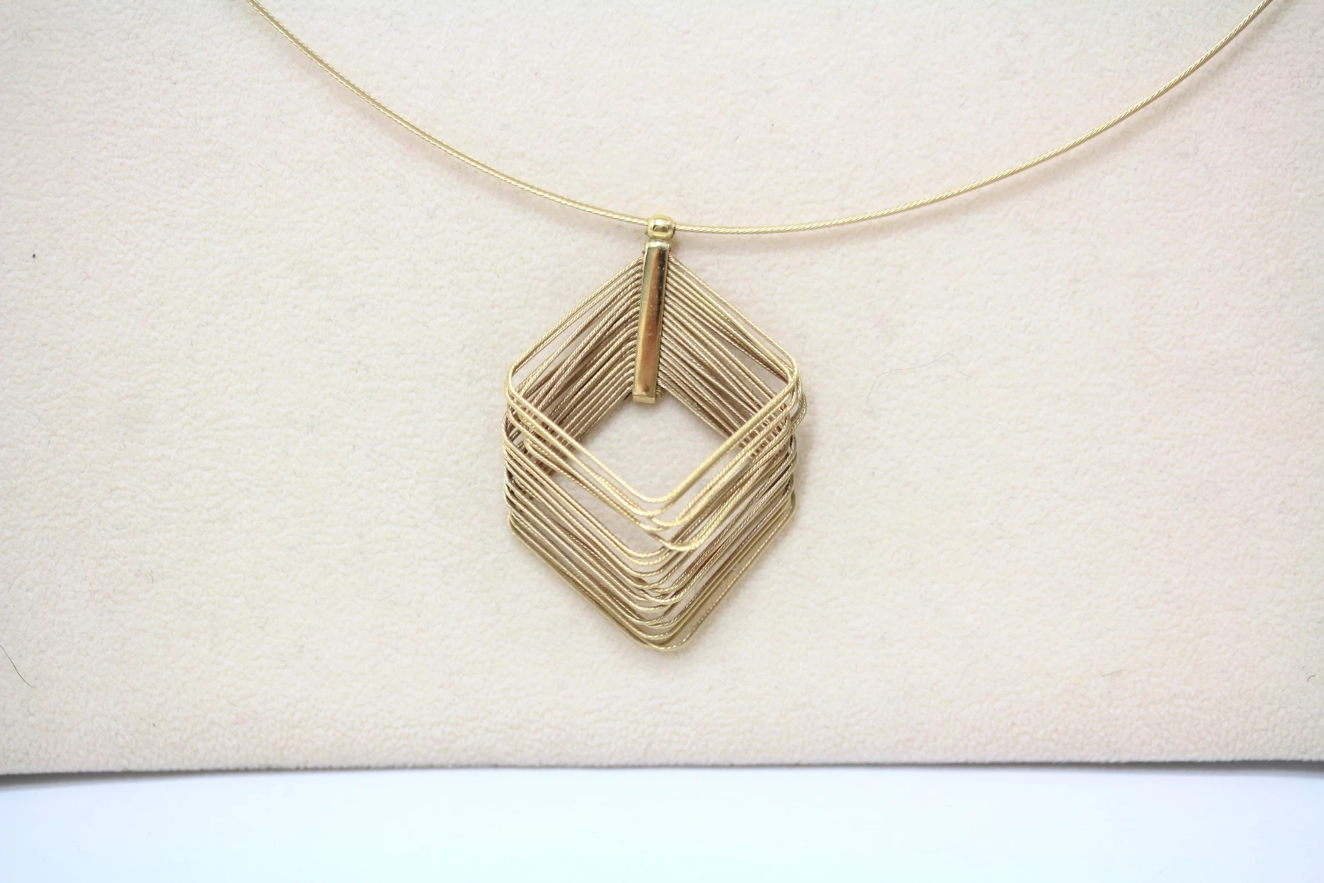 zlota-kolia-apart-p585-w739g-r43cm-material-zloto