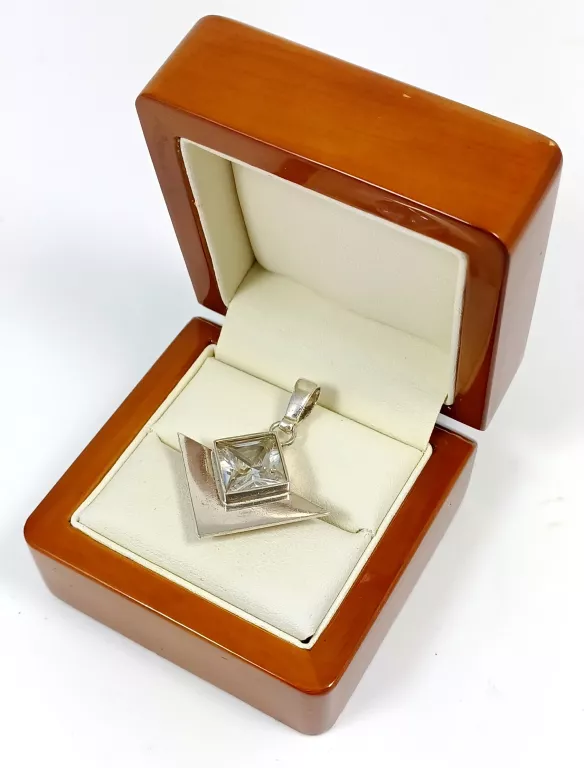 ŚLICZNA SREBRNA ZAWIESZKA 5,53G P925