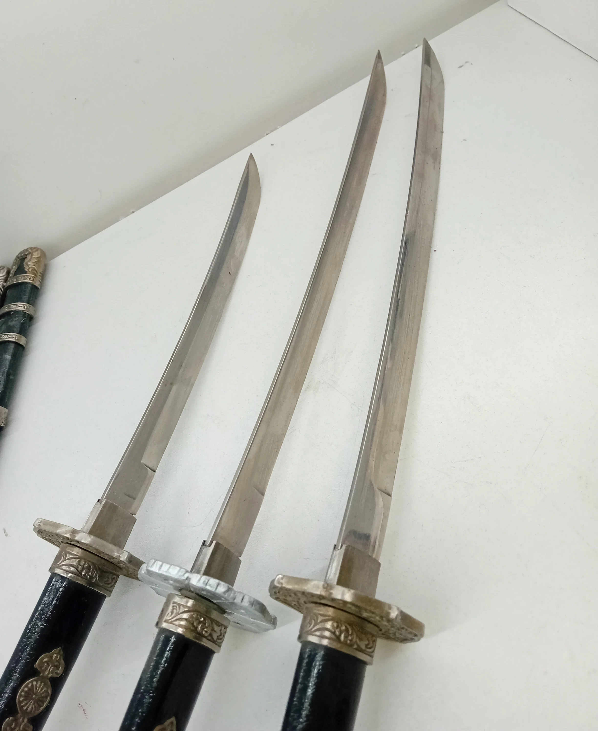 miecze-dekoracyjne-czarne-male-oryginalnosc-replika