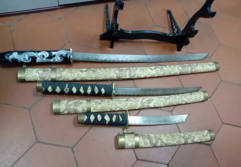 MIECZE DEKORACYJNE NA STOJAKU 3SZT