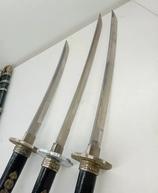 miecze-dekoracyjne-czarne-male-oryginalnosc-replika