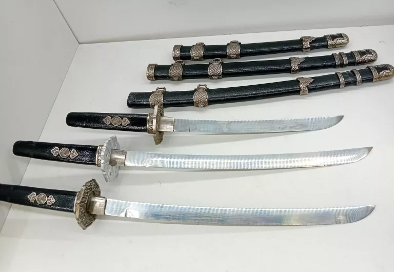 miecze-dekoracyjne-czarne-male-oryginalnosc-replika