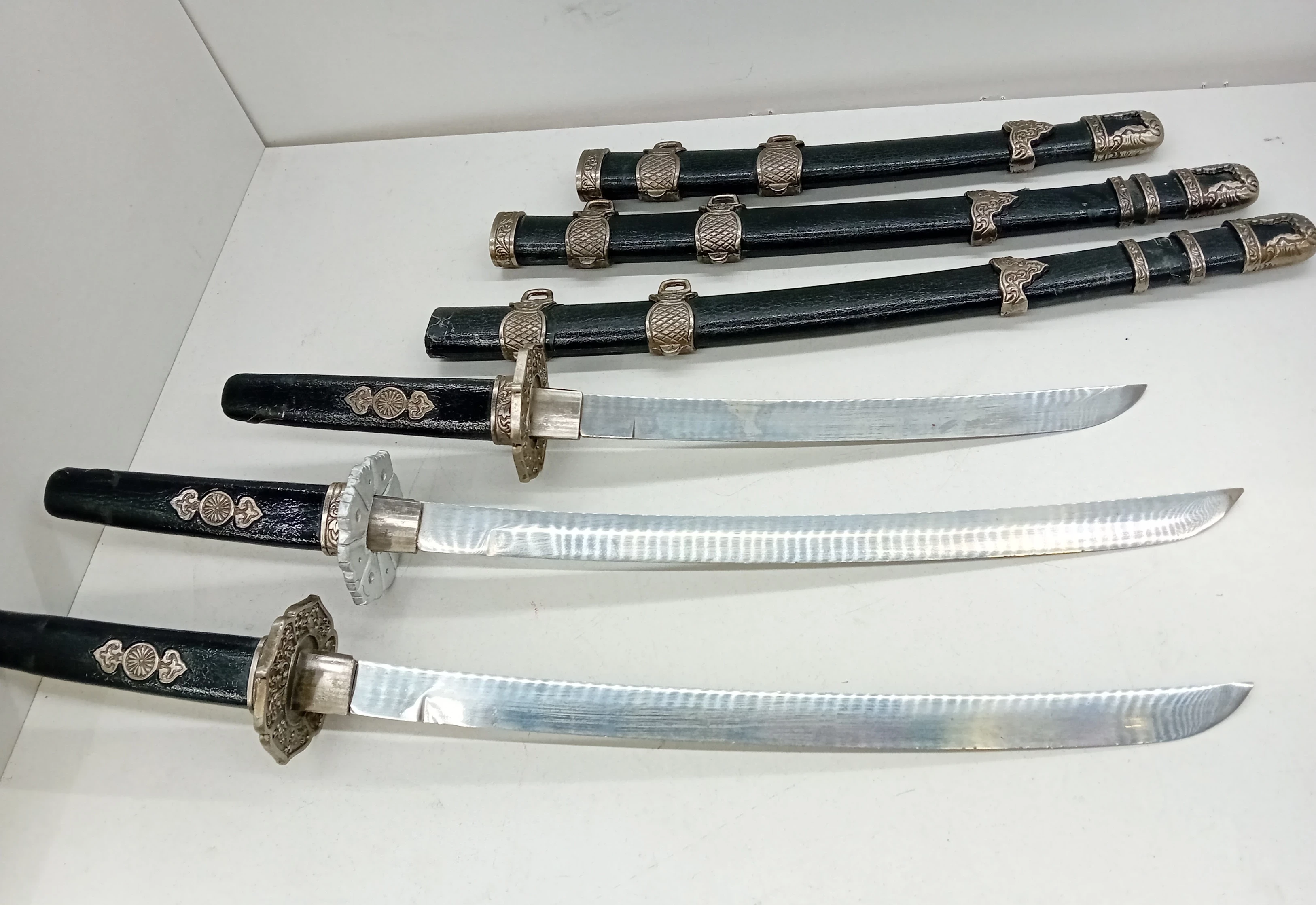 miecze-dekoracyjne-czarne-male-oryginalnosc-replika