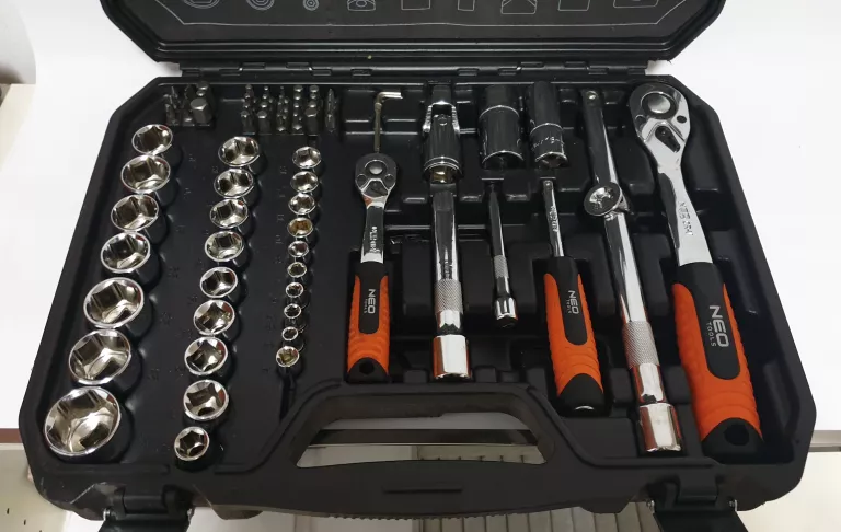 ZESTAW KLUCZY NEO TOOLS 73 EL.
