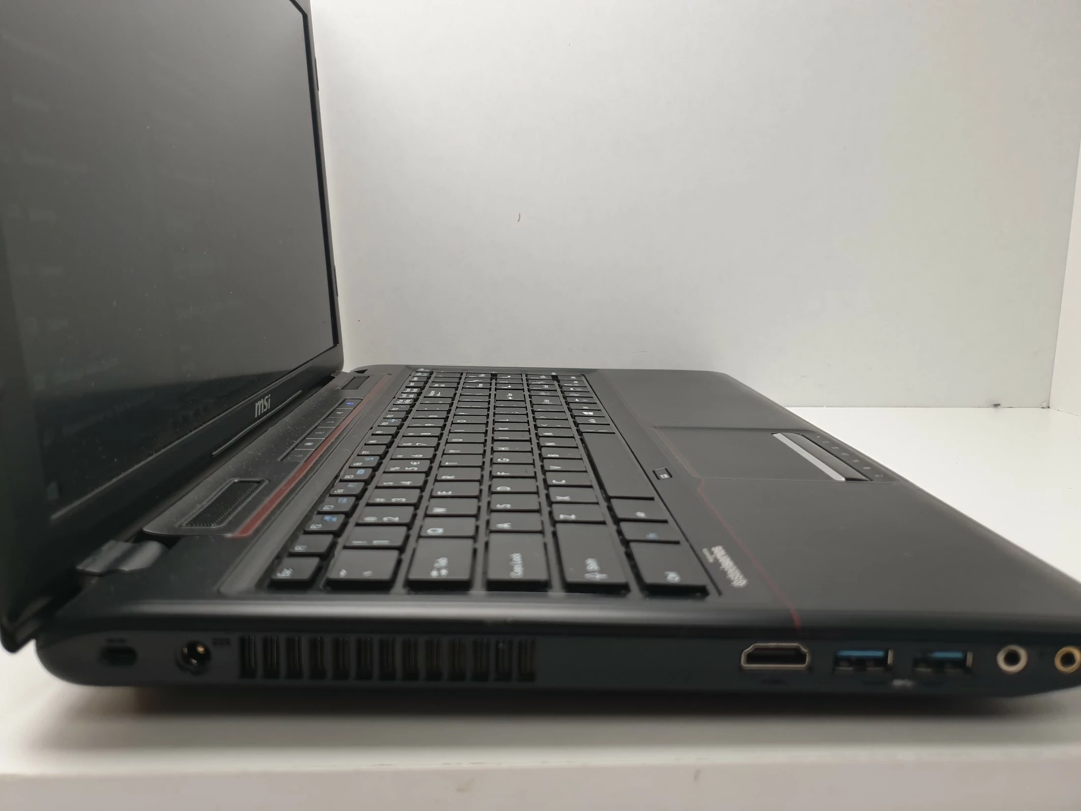 laptop-msi-ms-16gd-i5-8gb-super-stan-seria-procesora-intel-core-i5