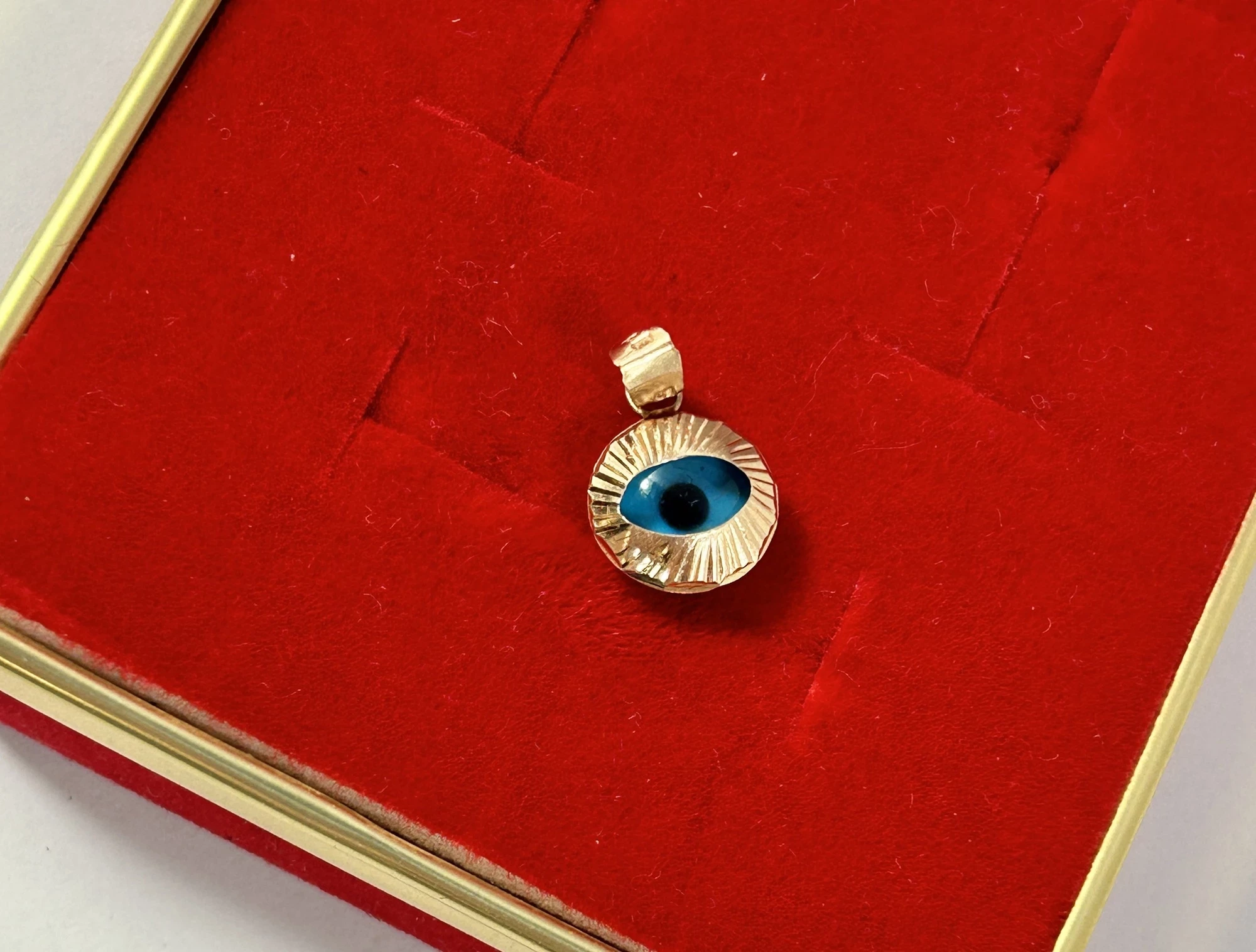 delikatna-zlota-zawieszka-oko-proroka-585-modlinska-1a-nowy-dwor-maz-sj