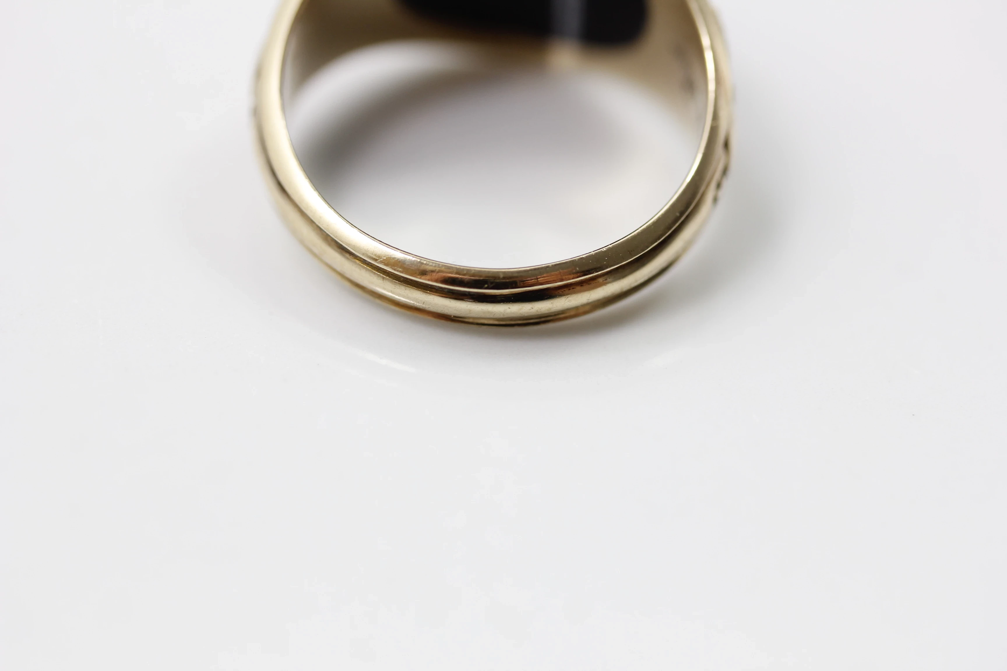 zloty-pierscien-uniwersytetu-stanowego-johna-robertsa-375-689g-r16-kolor-dominujacy-205826-225106