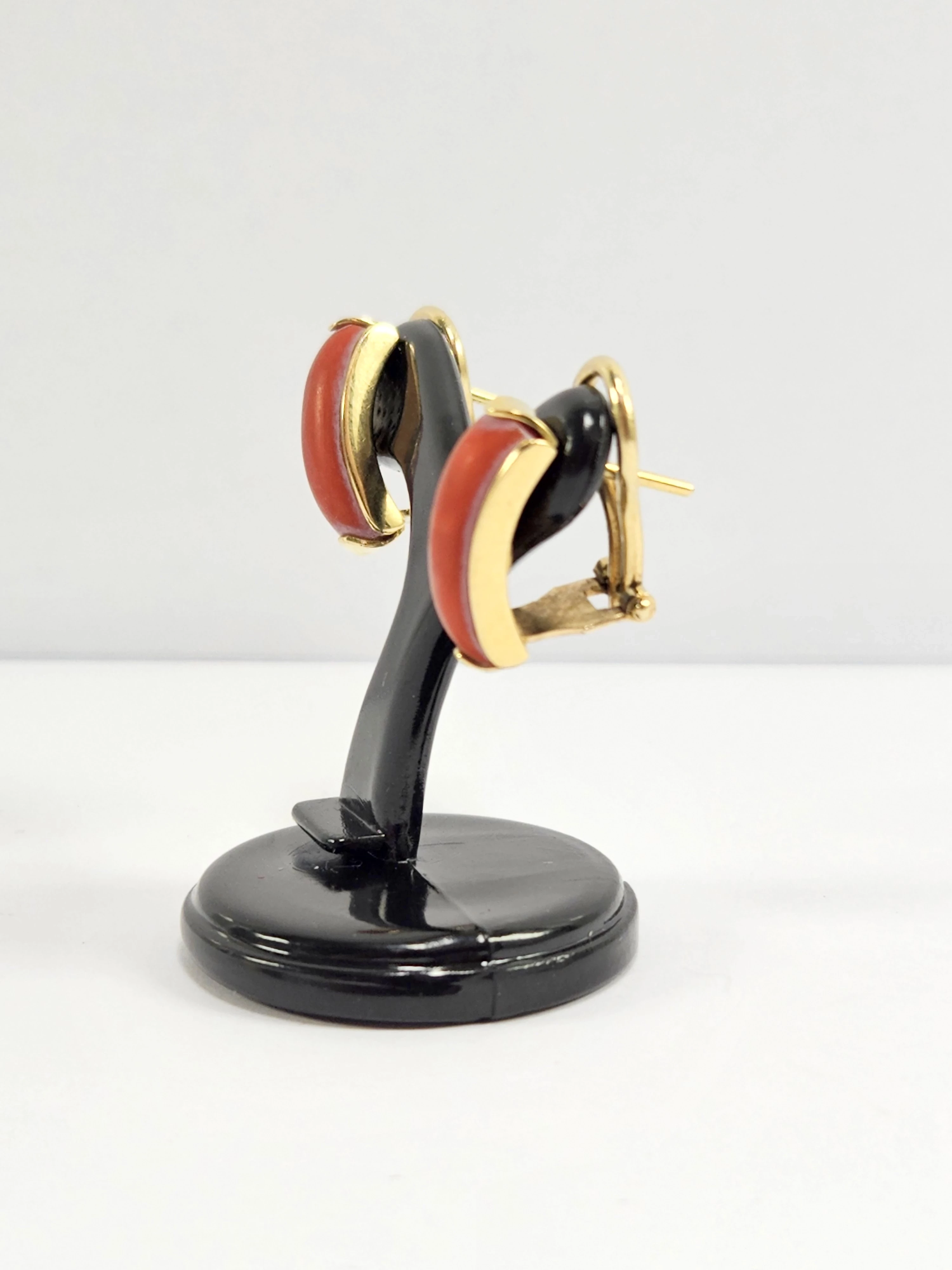 zlote-kolczyki-z-koralem-750-620g-plec-produkt-damski