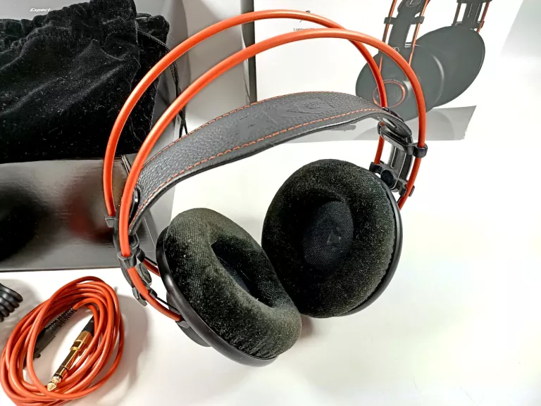 SŁUCHAWKI WOKÓŁUSZNE PRZEWODOWE AKG K712 PRO