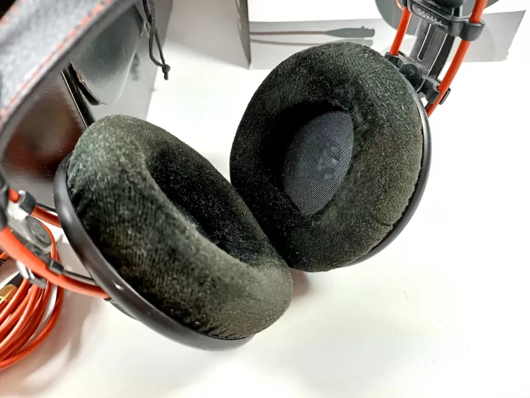 SŁUCHAWKI WOKÓŁUSZNE PRZEWODOWE AKG K712 PRO
