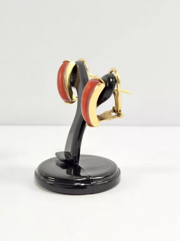 zlote-kolczyki-z-koralem-750-620g-plec-produkt-damski