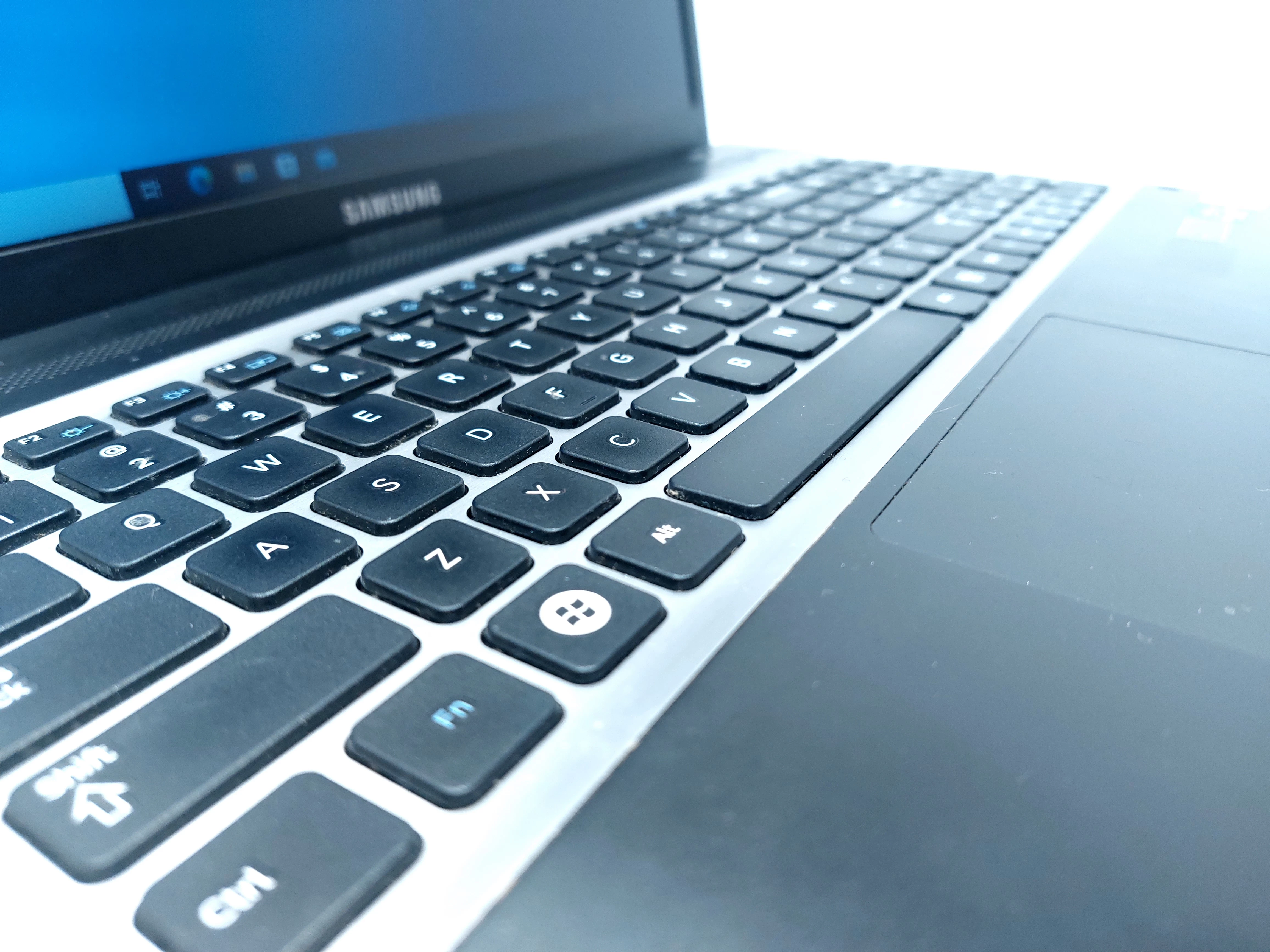 laptop-samsung-np300v5a-rozdzielczosc-px-1366-x-768