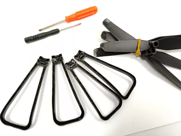 dron-czarny-4drc-f6-akcesoria-model-4drc-f6