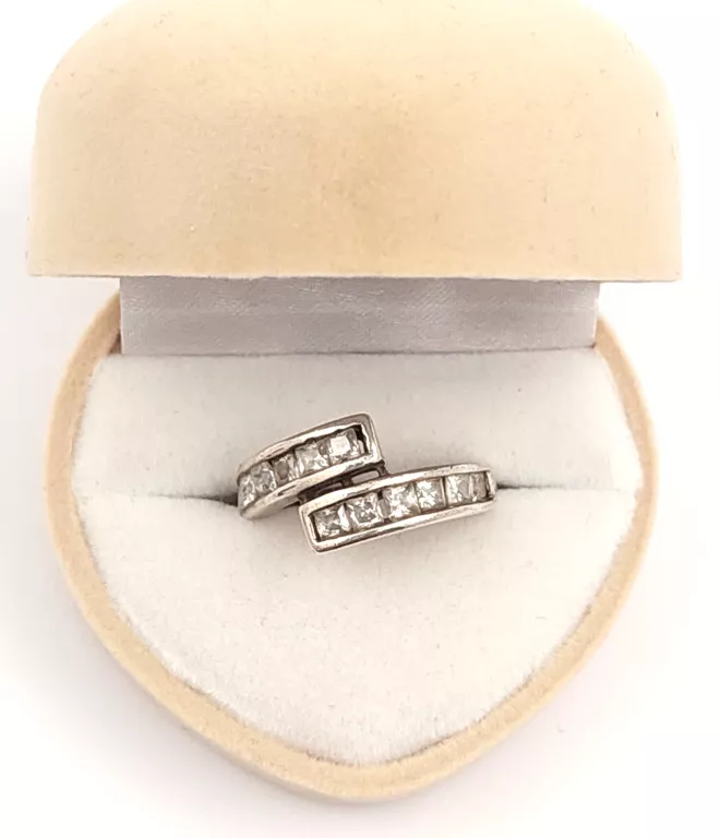 SREBRNY PIERŚCIONEK Z CYRKONIAMI 3,96G R12