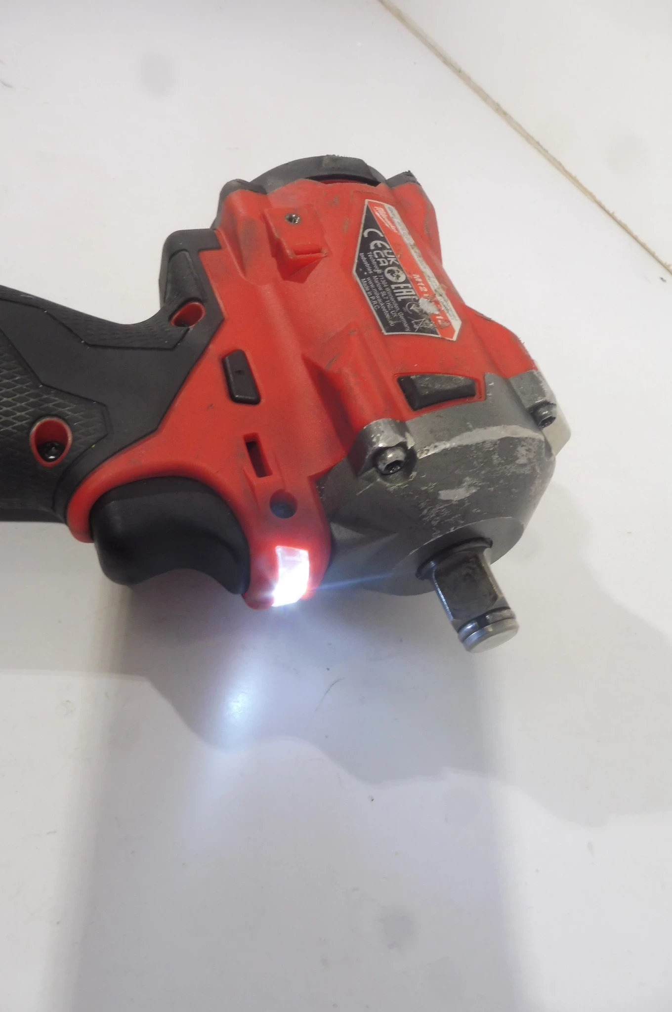 klucz-udarowy-milwaukee-m12-fiwf12-zasilanie-akumulator