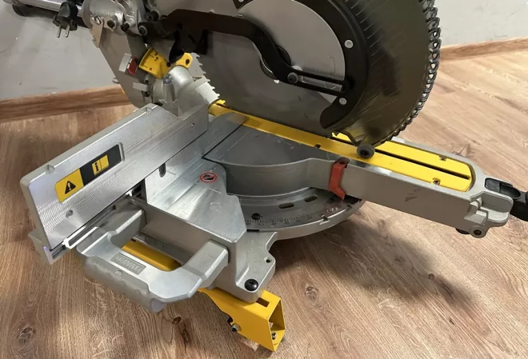 PIŁA UKOSOWA DEWALT DWS780 + STÓŁ!