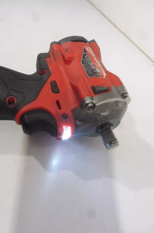 klucz-udarowy-milwaukee-m12-fiwf12-zasilanie-akumulator