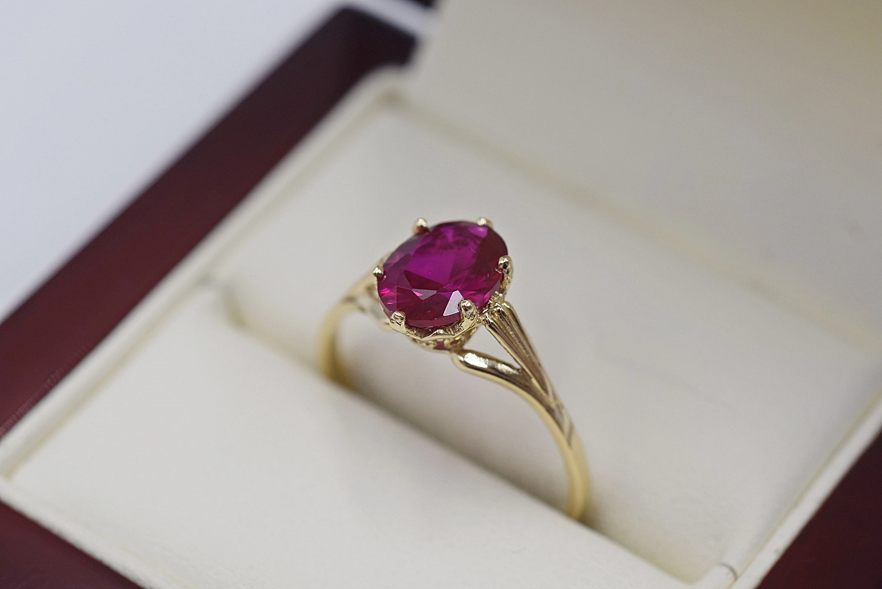 zloty-pierscionek-z-rubinem-syntetycznym-585-14k-material-zloto