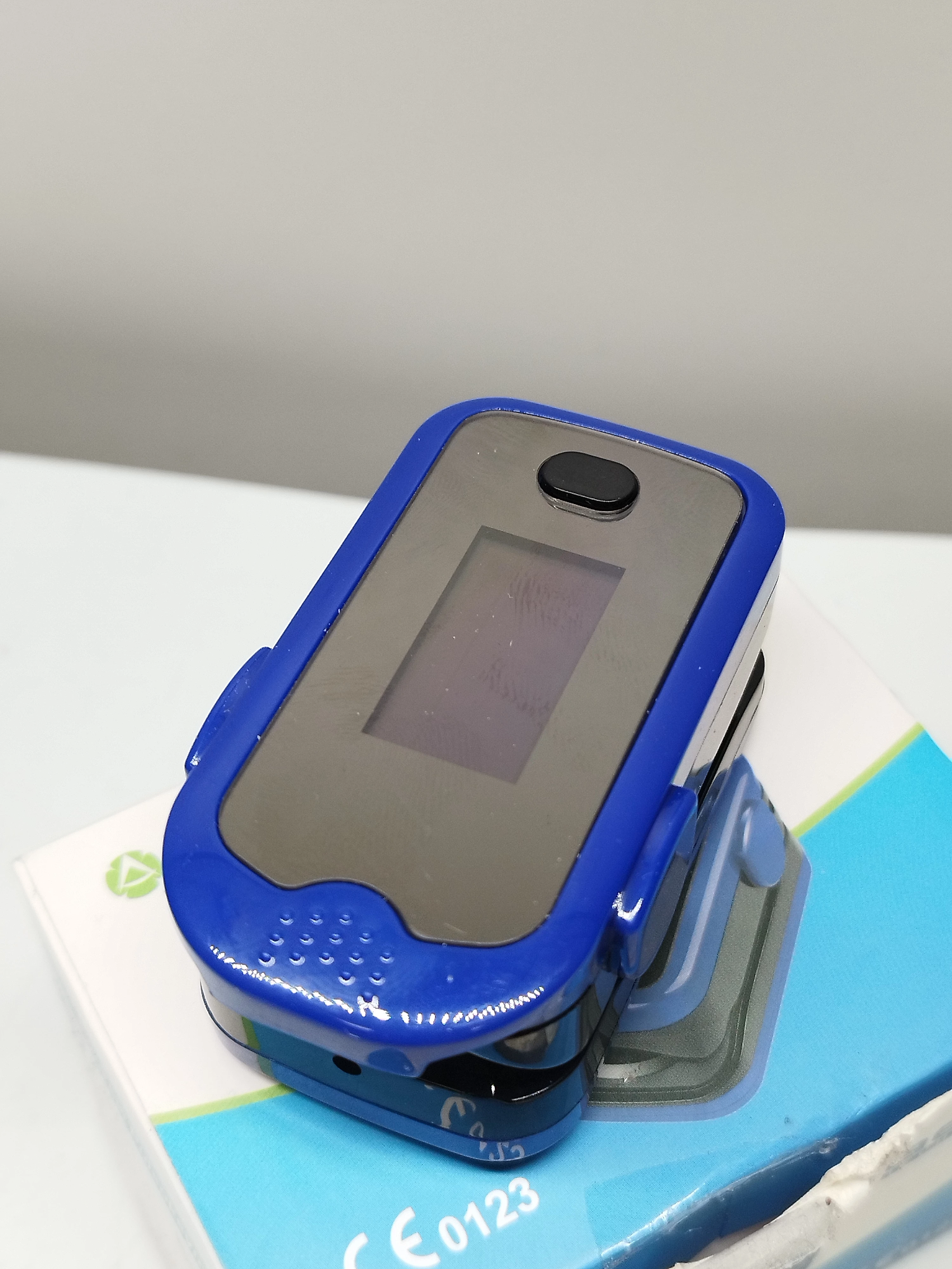 pulsoksymetr-aeon-kolor-dominujacy-odcienie-niebieskiego