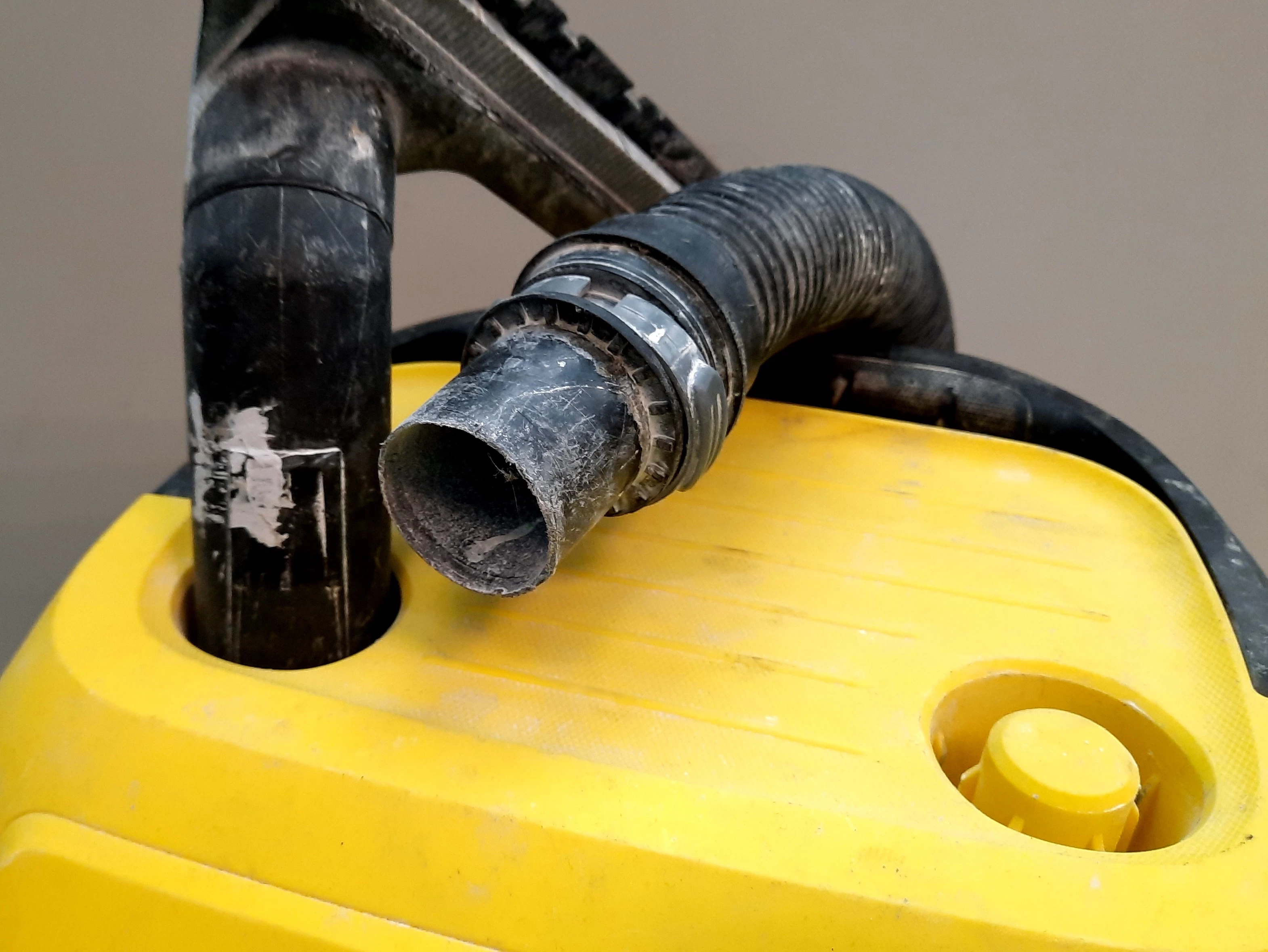 odkurzacz-przemyslowy-karcher-wd-3-v-17420-1000-moc-1400