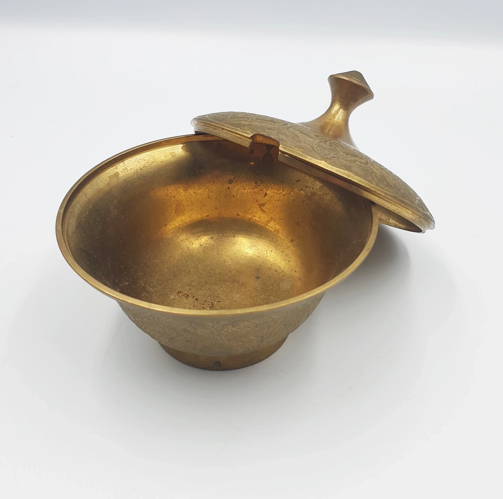 mosiezna-cukiernica-ze-wzorem-material-wykonania-miedz-i-mosiadz