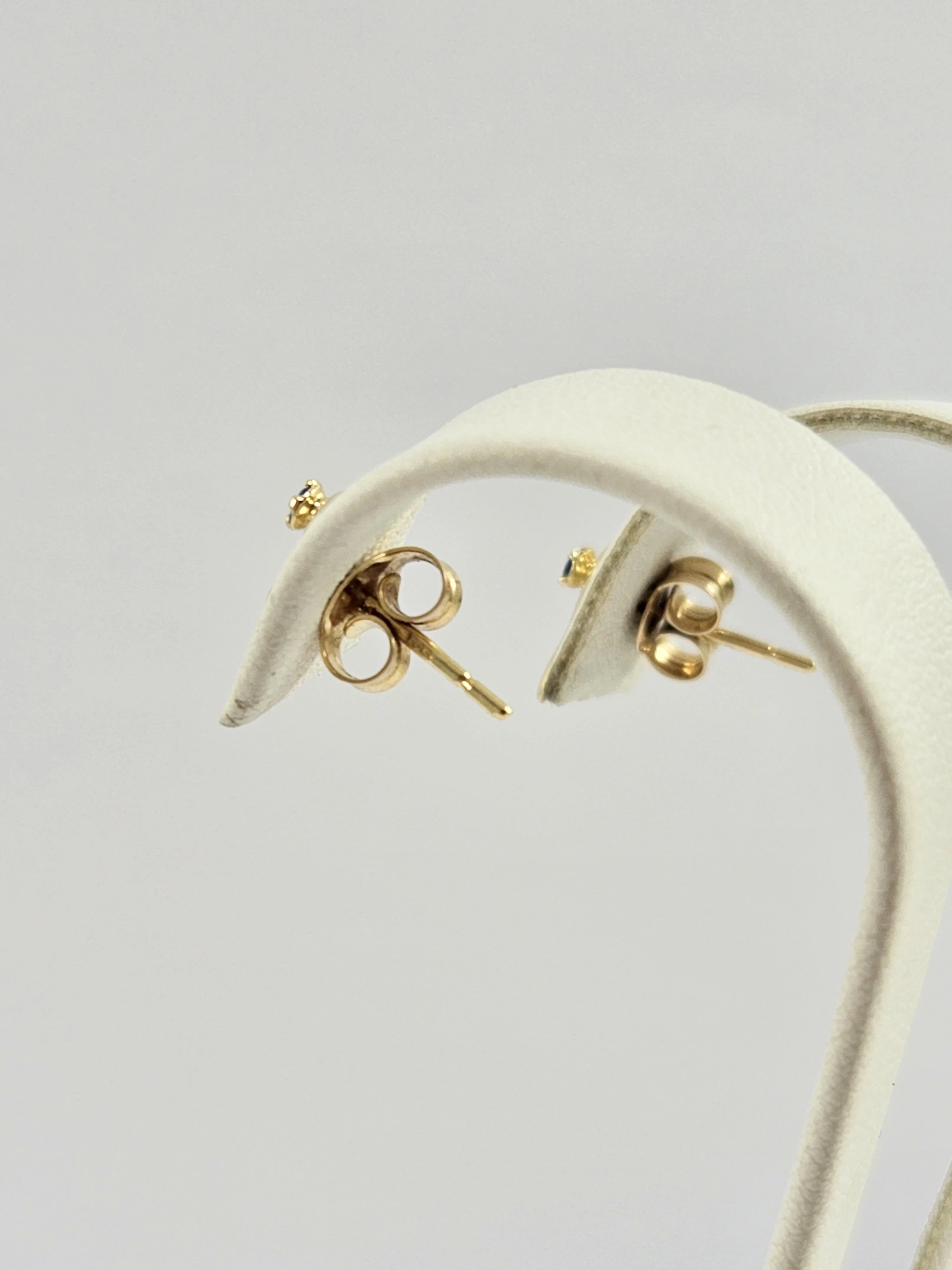 cudowne-zlote-kolczyki-listki-097g-585-sztyft-rodzaj-wyrob-jubilerski