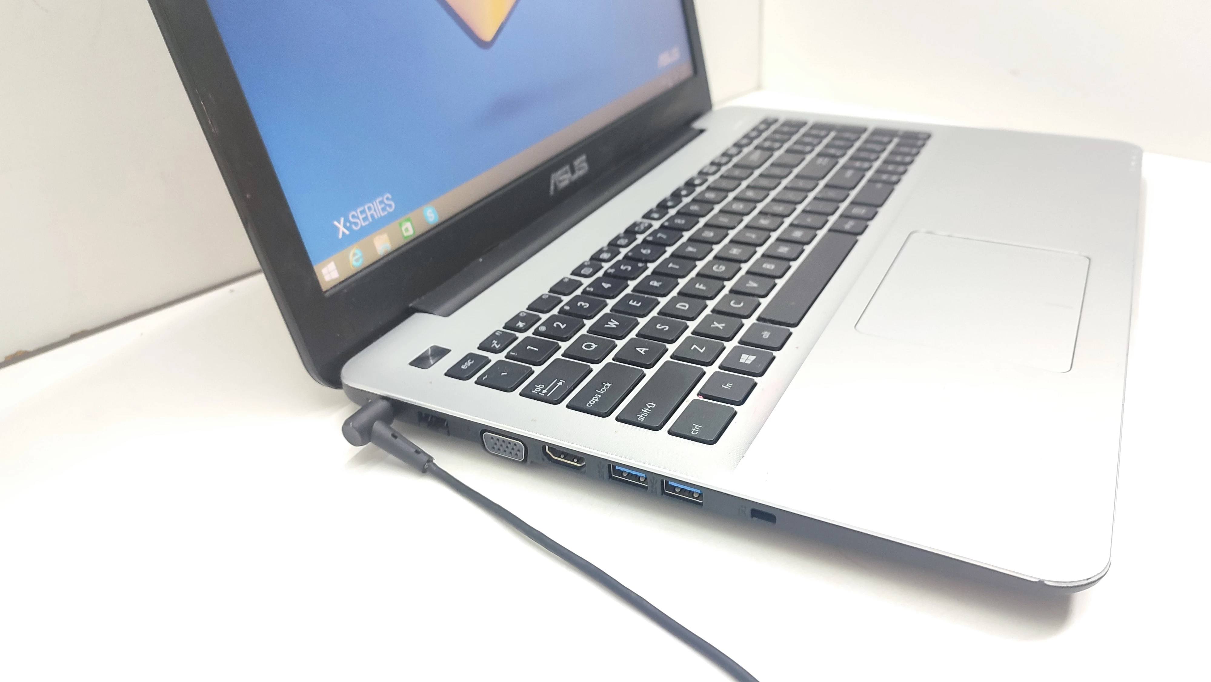 laptop-asus-a555l-8gb-1tb-hdd-i7-5-win-8-opis-stan-uzywany