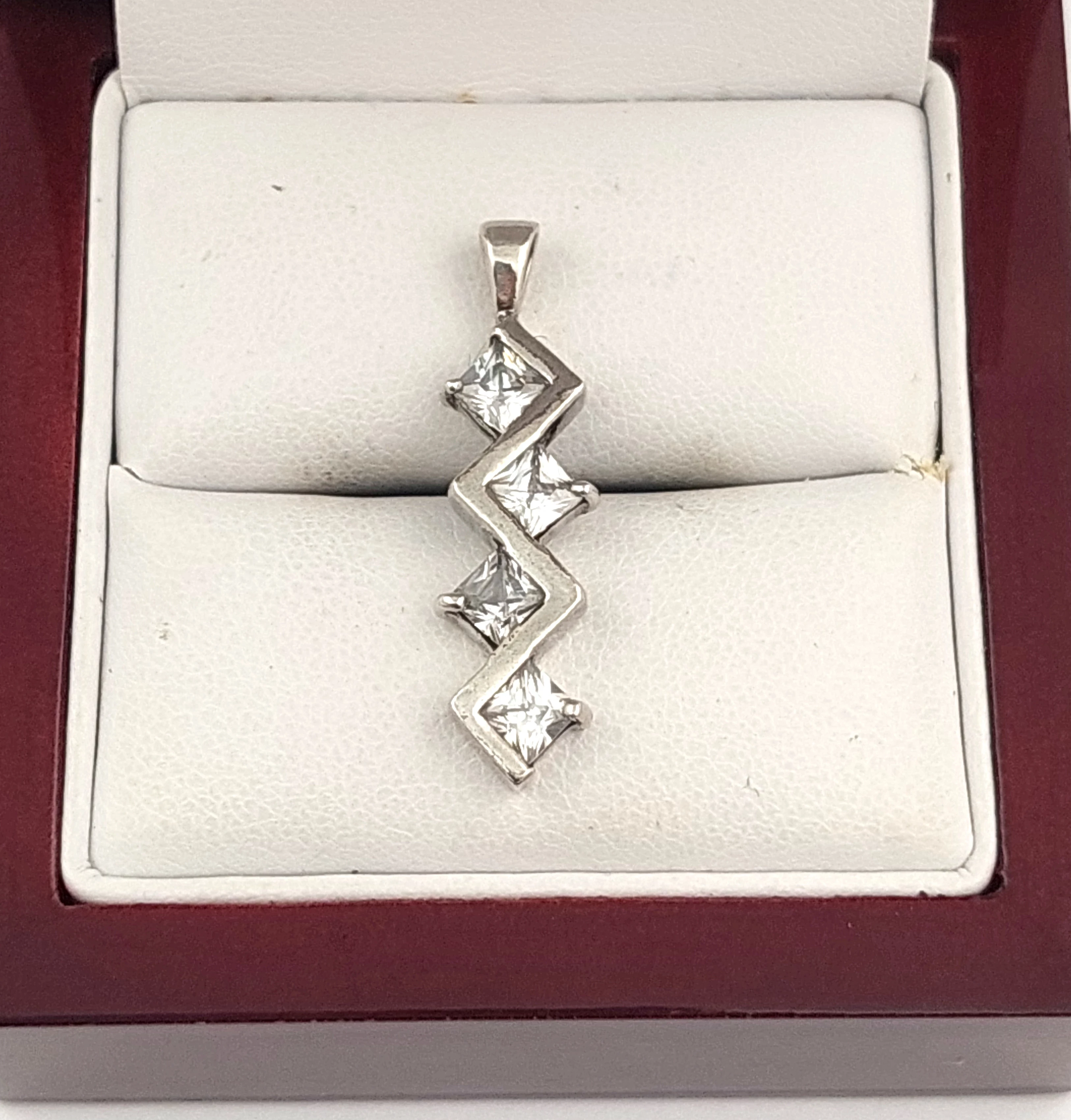 srebrna-zawieszka-4-cyrkonie-278g-marka-226434-315782