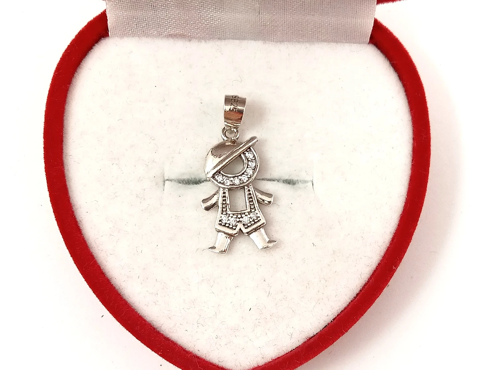 srebrna-zawieszka-chlopiec-z-cyrkoniami-pr925-142-fredry-plac-targowy-ledziny