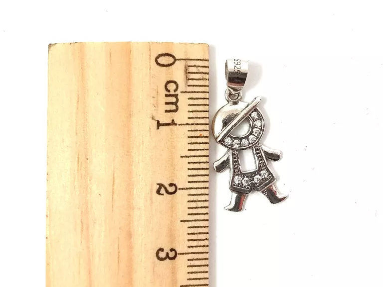 srebrna-zawieszka-chlopiec-z-cyrkoniami-pr925-142-kolor-dominujacy-205826-1081899