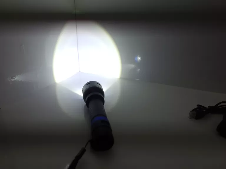 latarka-led-blaupunkt-flash-patrol-1000lm-ipx4-kolor-dominujacy-czarny