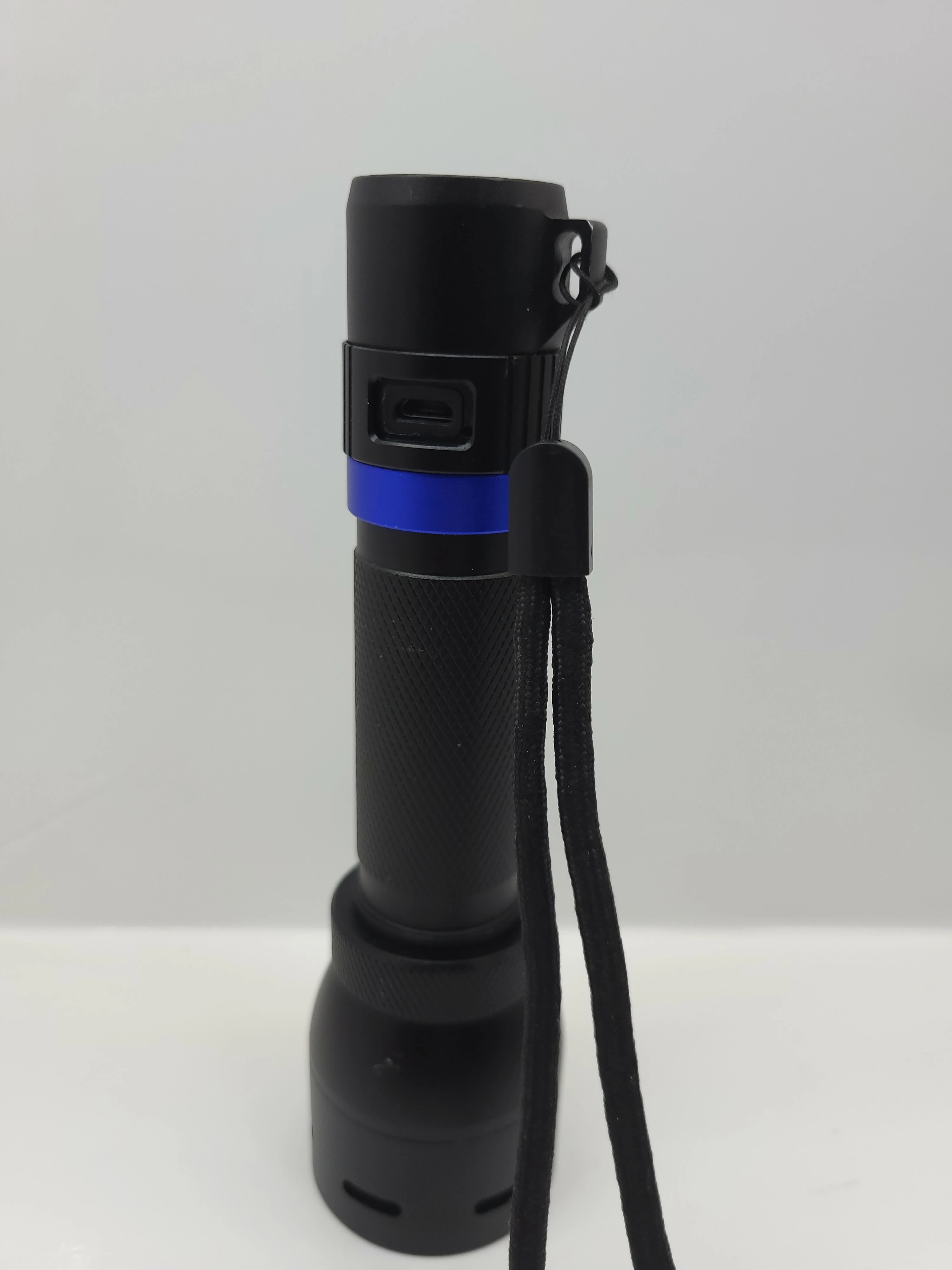 latarka-led-blaupunkt-flash-patrol-1000lm-ipx4-marka-blaupunkt