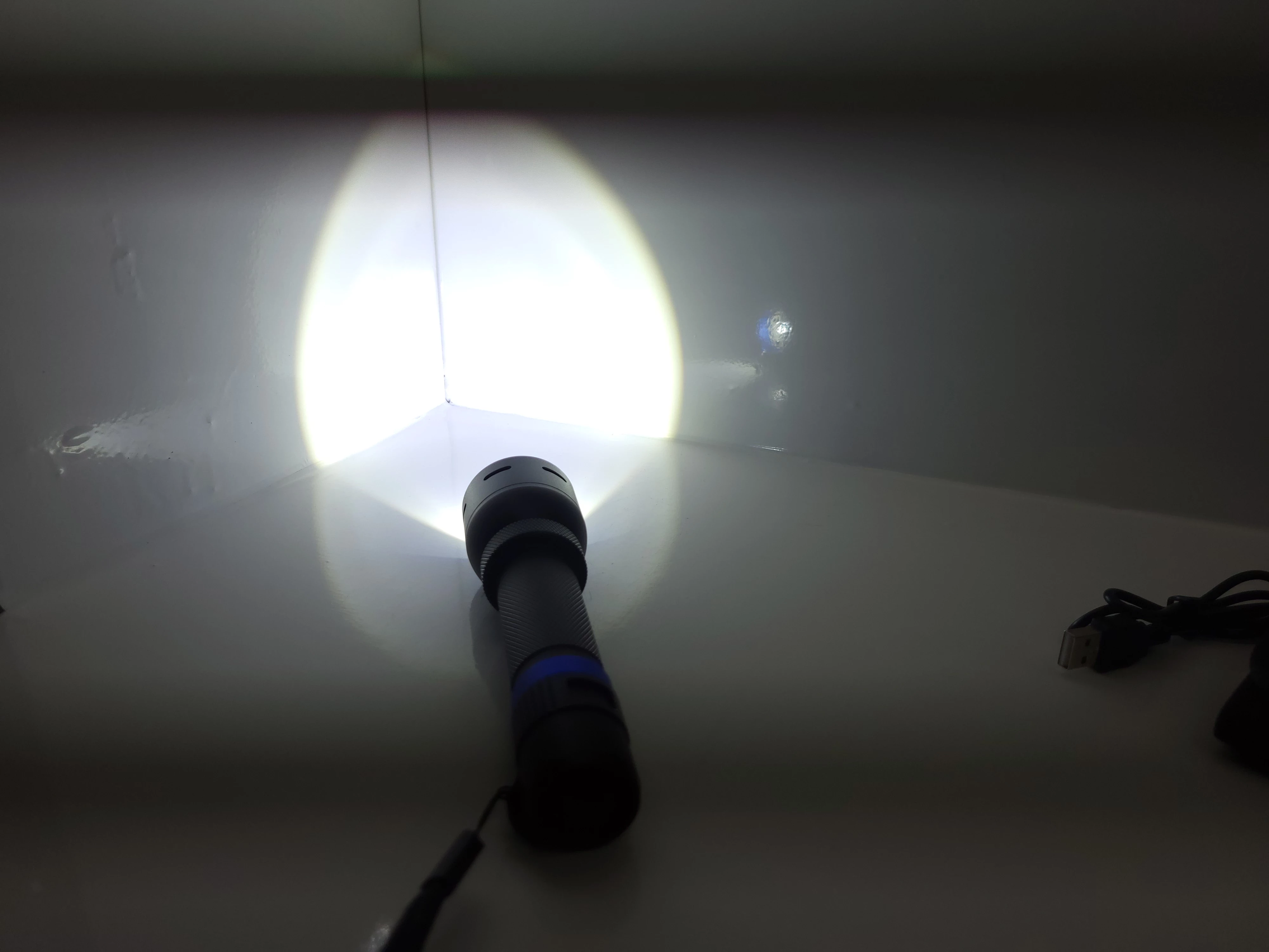 latarka-led-blaupunkt-flash-patrol-1000lm-ipx4-kolor-dominujacy-czarny