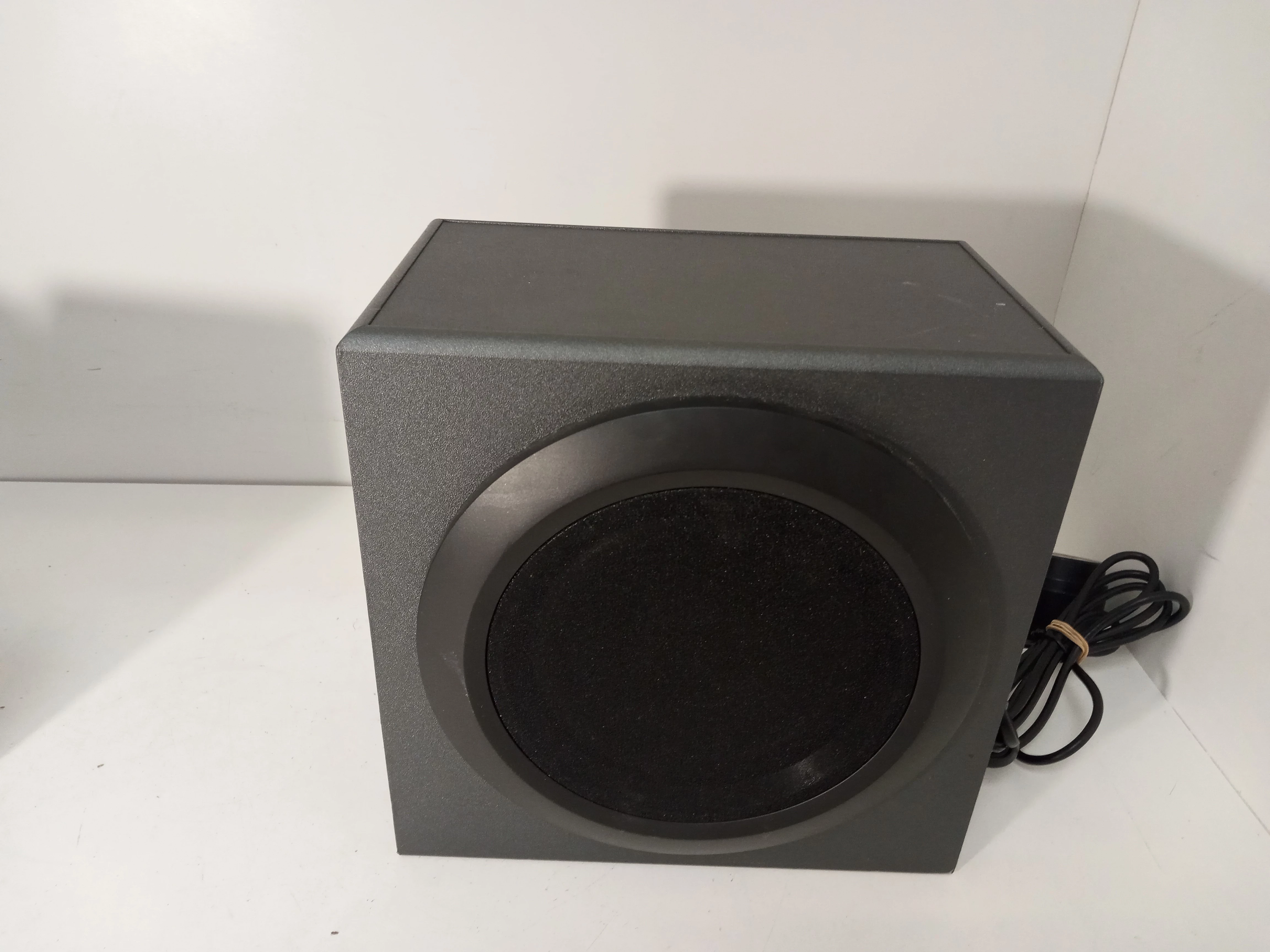 zestaw-glosnikow-21-logitech-z337-zakres-czestotliwosci-10